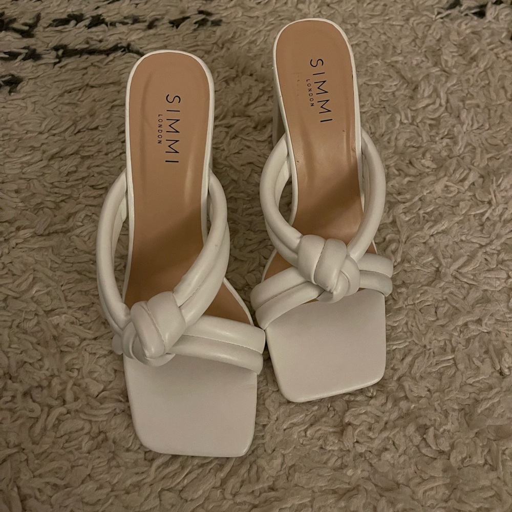 Simmi London white chunky square toe sandal, size 9.